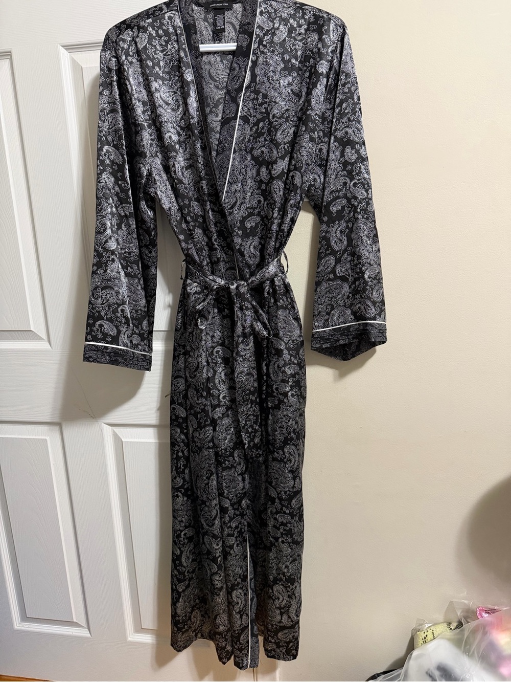 Jones New York Black and White Paisley Satin Robe